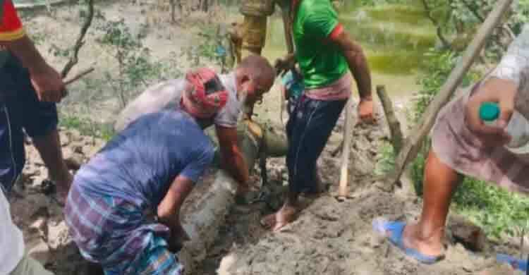 উপকূল রক্ষা বাঁধে অবৈধ পাইপ, সাঁড়াশি অভিযান