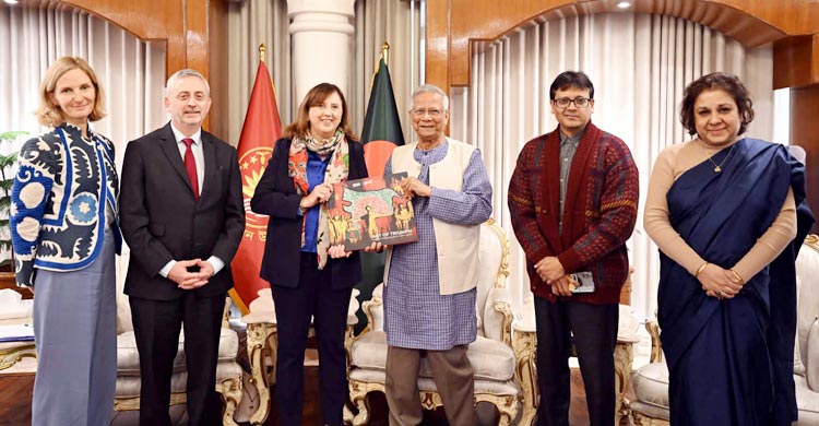 অন্তর্বর্তী সরকারের প্রধান উপদেষ্টা ড. মুহাম্মদ ইউনূস বলেছেন, আগামী ফেব্রুয়ারিতে অনুষ্ঠিতব্য সাধারণ নির্বাচন ও গণভোট বাংলাদেশের গণতান্ত্রিক রূপান্তরের জন্য অত্যন্ত গুরুত্বপূর্ণ