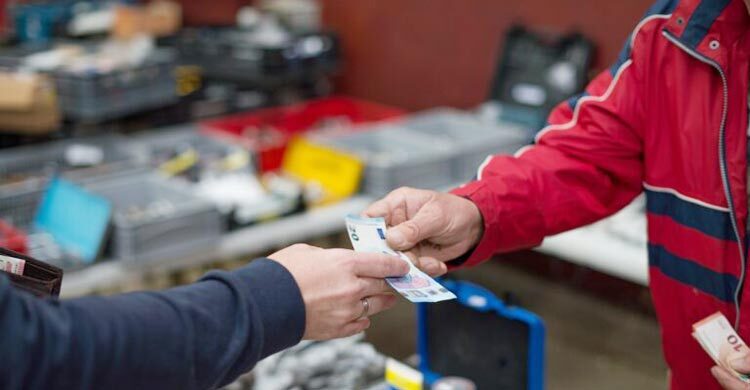 চোরাই মার্কেট থেকে কিছু কিনে ব্যবহার করা যাবে?