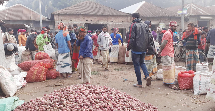 তিন দিনের ব্যবধানে প্রতি মণে পেঁয়াজের দাম কমলো দুই হাজার