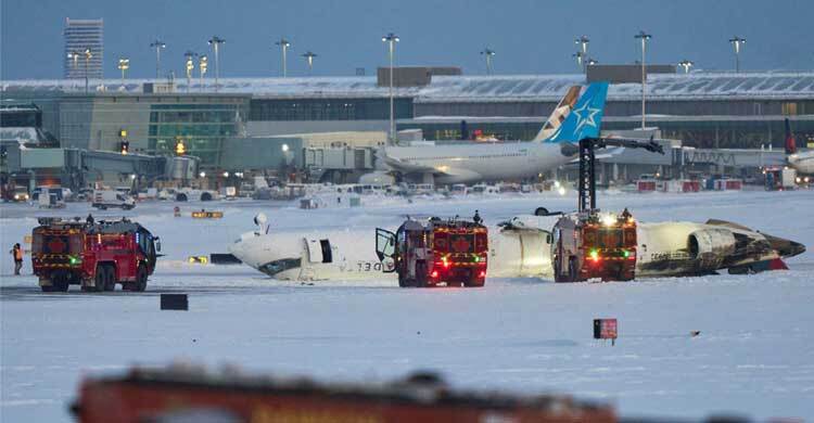 কানাডায় উল্টে গেলো উড়োজাহাজ, আহত ১৮