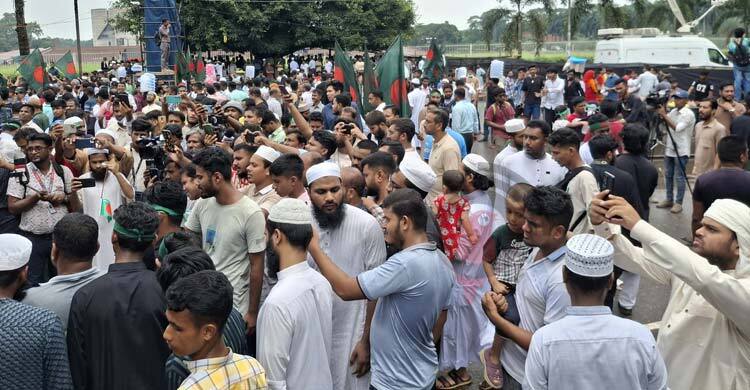জুলাই ঘোষণাপত্র: মানিক মিয়া অ্যাভিনিউয়ে মানুষের ঢল