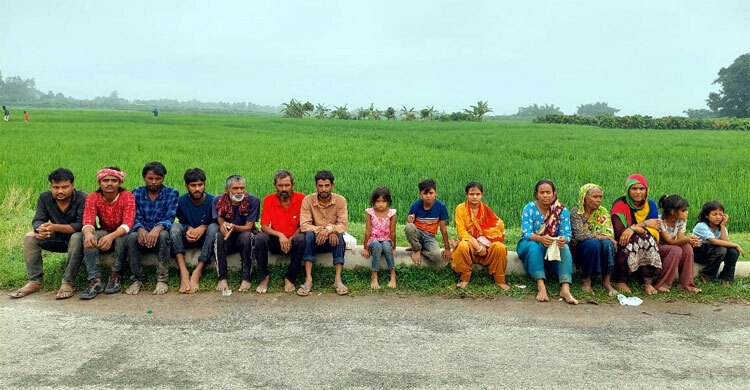 BSF pushes 16 into Bangladesh along Naogaon border