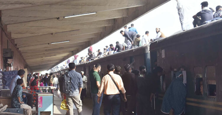 Crowds at Kamalapur as voters head home to vote