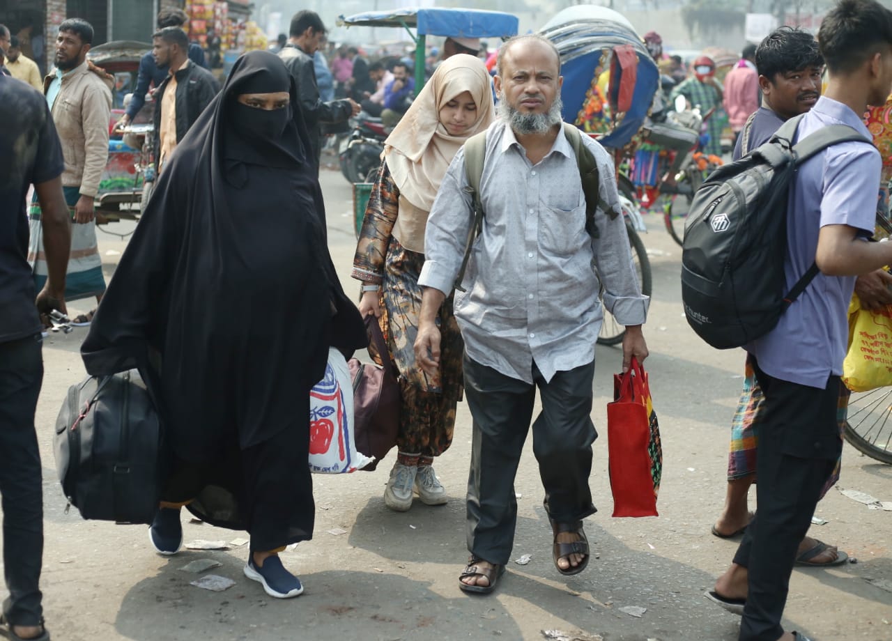 ভোটের টানে ঘরমুখো মানুষের ঢল