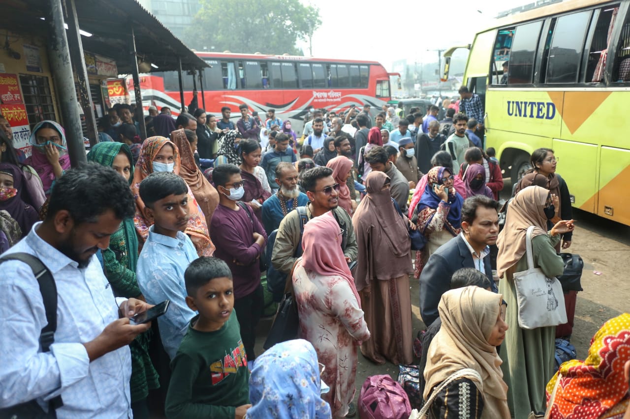 ভোটের টানে ঘরমুখো মানুষের ঢল