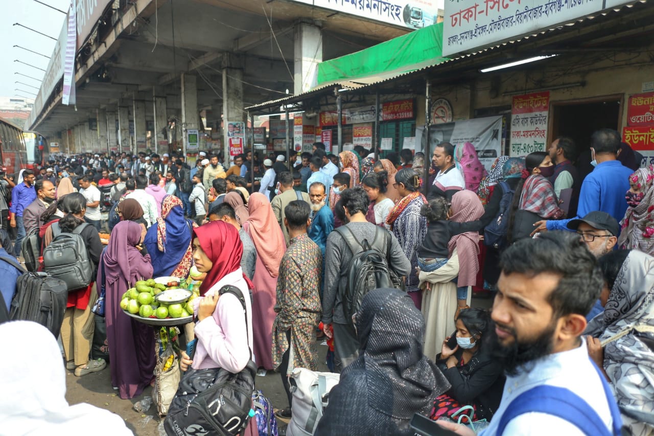 ভোটের টানে ঘরমুখো মানুষের ঢল