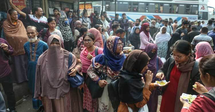 ভোটের টানে ঘরমুখো মানুষের ঢল