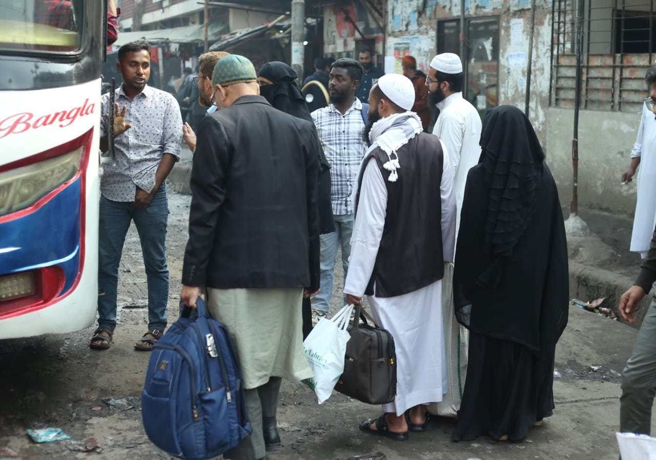 ভোটের টানে ঘরমুখো মানুষের ঢল