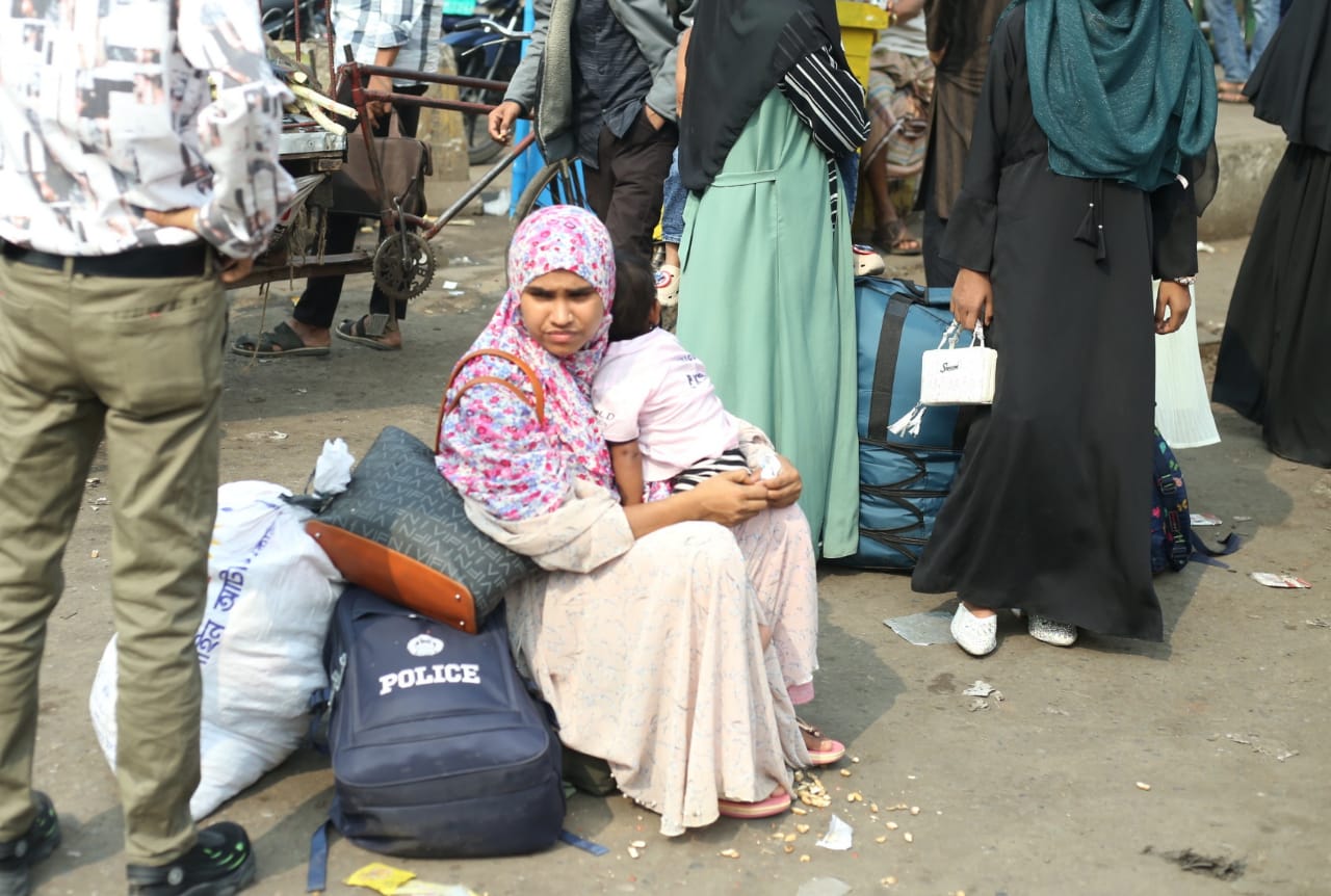 ভোটের টানে ঘরমুখো মানুষের ঢল