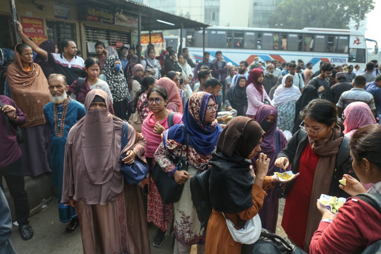 ভোটের টানে ঘরমুখো মানুষের ঢল