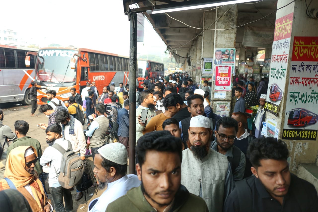 ভোটের টানে ঘরমুখো মানুষের ঢল