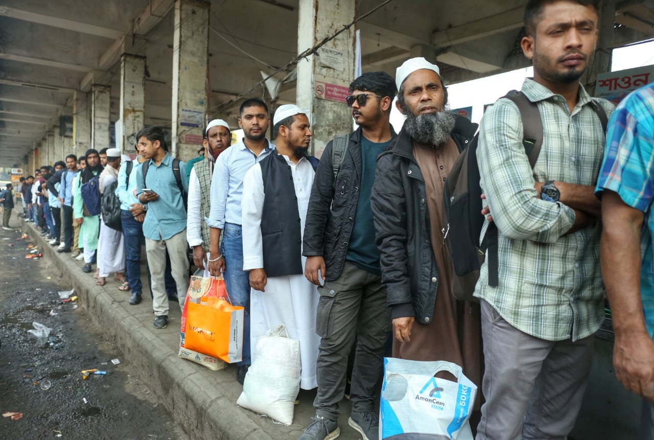 ভোটের টানে ঘরমুখো মানুষের ঢল