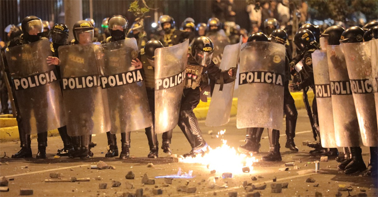 পেরুতে বিক্ষোভ-সহিংসতায় ৫৫ পুলিশসহ আহত ৭৫