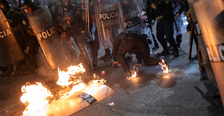 সরকারবিরোধী বিক্ষোভে উত্তাল পেরু, পুলিশ-সাংবাদিকসহ আহত ১৮