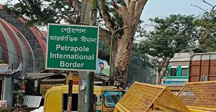পেট্রাপোল স্থলবন্দরে দালালদের দৌরাত্ম্য, প্রতারণার শিকার বাংলাদেশিরা