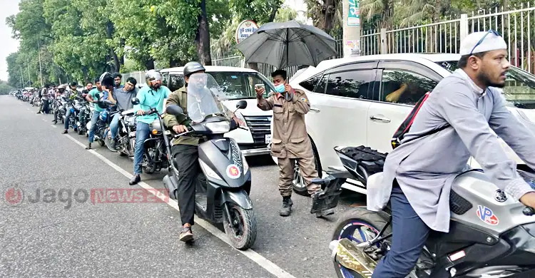 তেল নিতে পাম্পগুলোতে লম্বা সারি, অপেক্ষা ঘণ্টার পর ঘণ্টা