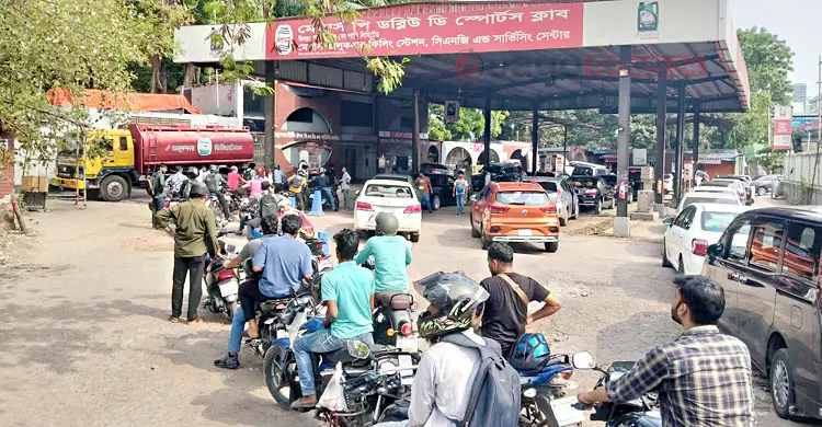 তেল নিতে পাম্পগুলোতে লম্বা সারি, অপেক্ষা ঘণ্টার পর ঘণ্টা
