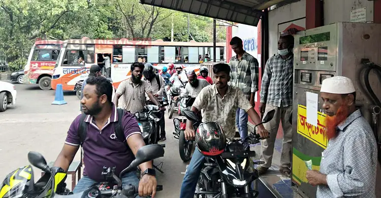 তেল নিতে পাম্পগুলোতে লম্বা সারি, অপেক্ষা ঘণ্টার পর ঘণ্টা