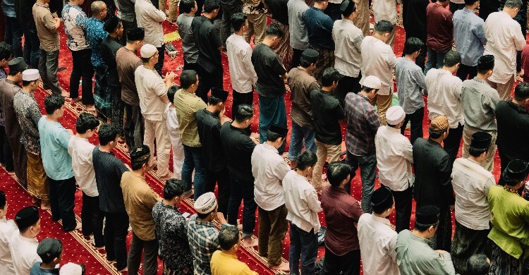 সুন্নত না পড়ে ফরজ নামাজের ইমামতি করা যায়?