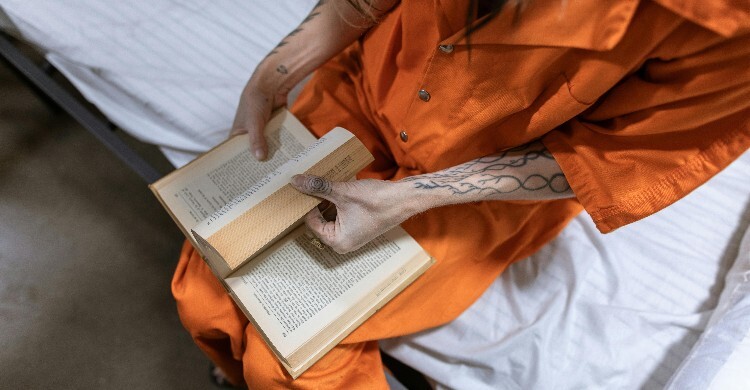 বই পড়লে জেলের মেয়াদ কমে