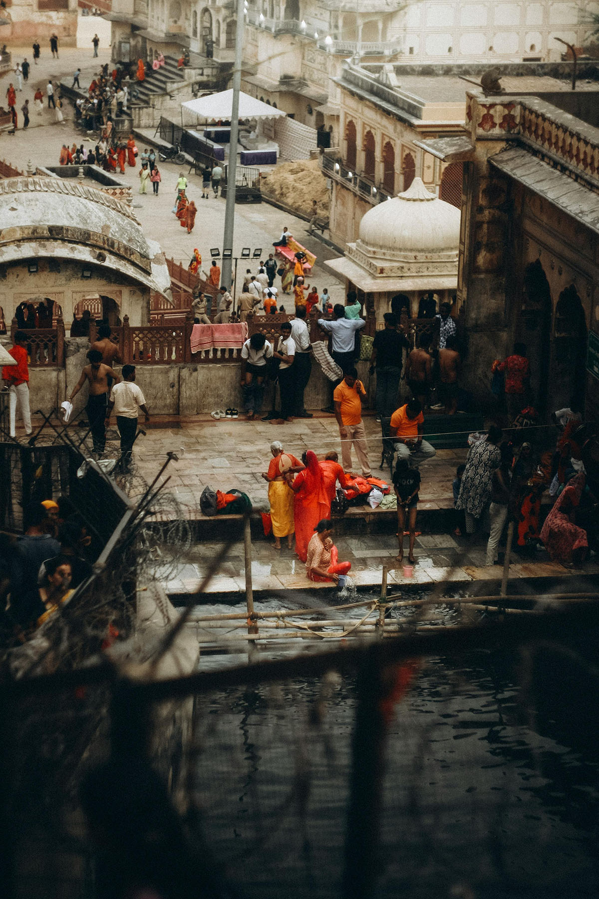 বিদেশে বেড়াতে গেলে মেনে চলুন এই ১০ আদবকেতা