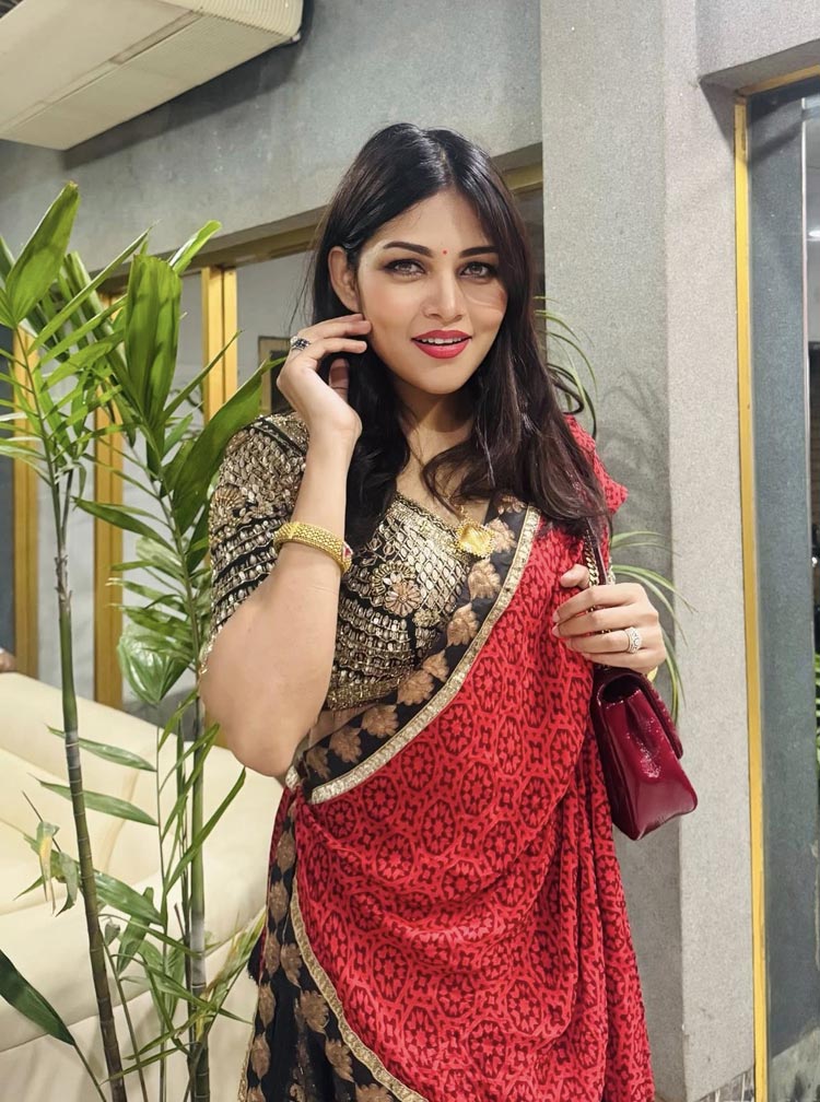 আবেগঘন পোস্টে বাবার জন্য দোয়া চাইলেন পিয়া