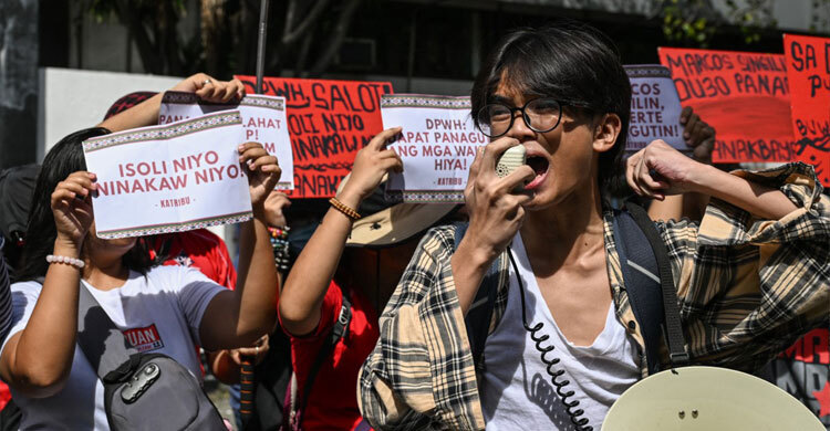 Braziliyalik lesbiyan katta eshak bilan facesitting