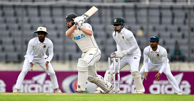 মারকুটে ফিলিপস পথ দেখাচ্ছেন কিউইদের