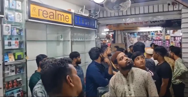 এক দোকান থেকে সাড়ে তিনশো মোবাইলফোন চুরি