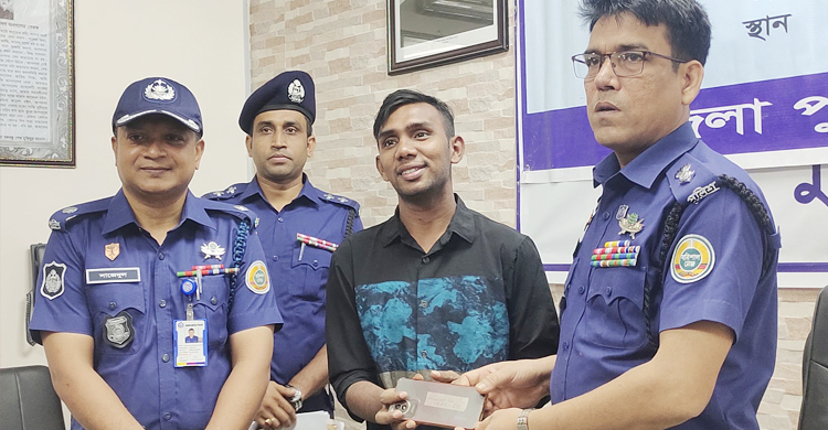 খোয়া যাওয়া ১০১ মোবাইল একদিনে ফিরিয়ে দিলো পুলিশ