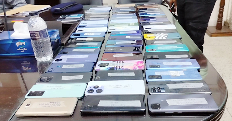 খোয়া যাওয়া ১০১ মোবাইল একদিনে ফিরিয়ে দিলো পুলিশ