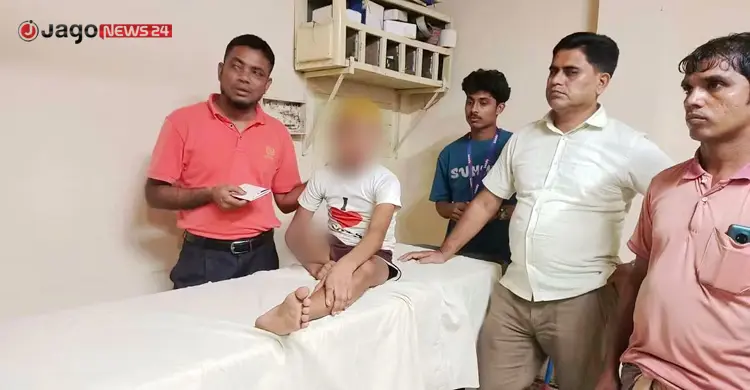 লোহাগাড়া হাসপাতালে স্বাস্থ্য পরীক্ষা/ছবি: জাগো নিউজ