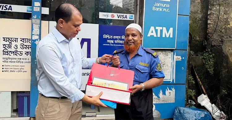 ধানের শীষ হাতে দাঁড়িয়ে থাকা সেই নিরাপত্তাকর্মীকে প্রধানমন্ত্রীর উপহার