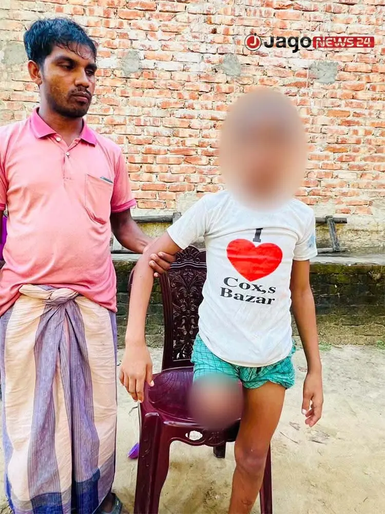 বাবার সঙ্গে রায়হান/ছবি: জাগো নিউজ