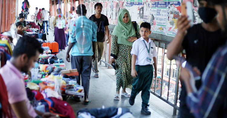 হকারদের দখলে ঢাকার ফুট ওভারব্রিজ, চলাচলবান্ধব নয় সিঁড়ি