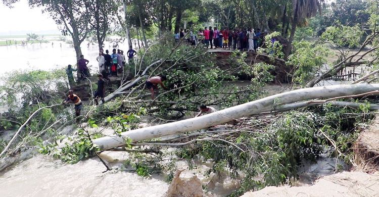 নওগাঁয় ডুবে থাকা ১০ গ্রামে সুপেয় পানি-খাবার সংকট