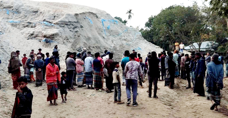 সিরাজগঞ্জে বালুর স্তূপ ধসে শিশুর মৃত্যু