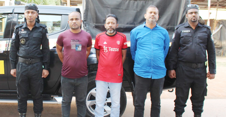 শিক্ষার্থীদের কাছে পর্নোগ্রাফি ভিডিও সরবরাহ করতেন তারা