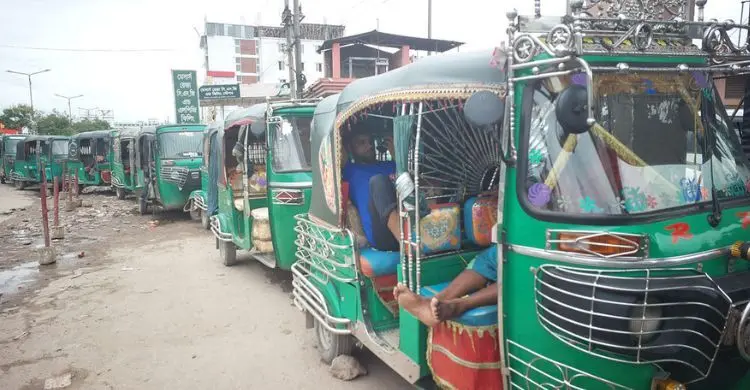 গ্যাস সংকটে সিএনজি স্টেশনে দীর্ঘ লাইন, বিপাকে চালক-যাত্রীরা