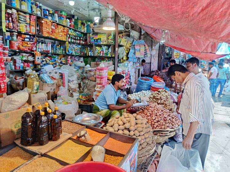 বাজারে কিছুটা স্বস্তি এনেছে শীতের সবজি, কমছে ডিমের দামও