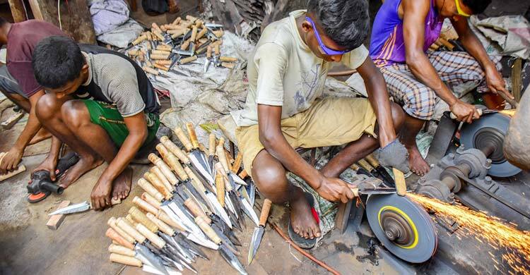 ব্যস্ত সময় কাটছে কামারদের