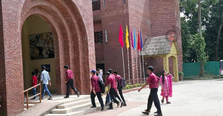 দেশি-বিদেশি পর্যটকে মুখর সোনারগাঁও জাদুঘর