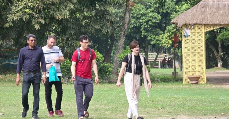 দেশি-বিদেশি পর্যটকে মুখর সোনারগাঁও জাদুঘর