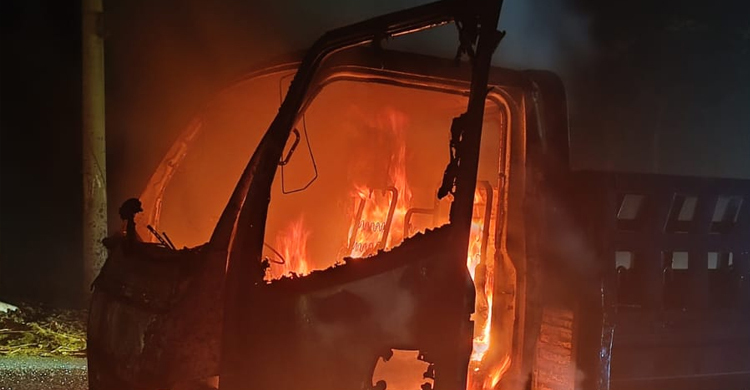 বগুড়ায় চলন্ত পিকআপে দুর্বৃত্তের আগুন