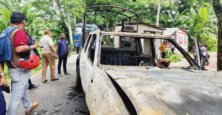 Masked miscreants torch police van in Gopalganj; 5 injured