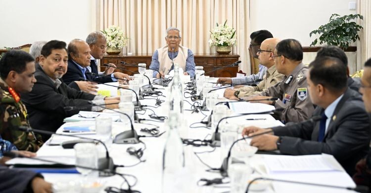 বডি-ওর্ন ক্যামেরা ব্যবহারের লাইভ ডেমনস্ট্রেশন দেখলেন প্রধান উপদেষ্টা