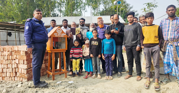 ভাষার মাসে কুড়িগ্রামে পুলিশের লাইব্রেরি উপহার