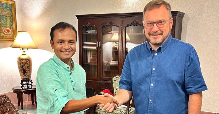 ফটো অলিম্পিয়াডে সোনা জয়ী পিনু রহমানকে রুশ রাষ্ট্রদূতের অভিনন্দন