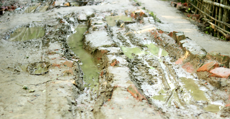 সড়ক নয় যেন মরণফাঁদ